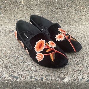 Embroidered, black velvet loafers from Birdies!